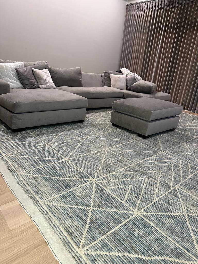 Handwoven wool rug in STEEL BLUE, SOFT CREAM, and muted GRAY with a subtle geometric line pattern. A calm, modern piece that works beautifully with neutral sofas and contemporary spaces. #TurkishRugCo #OrientalRugs #DesignerRugs #HandKnottedRugs #OneOfAKindRugs #TurkishRugs