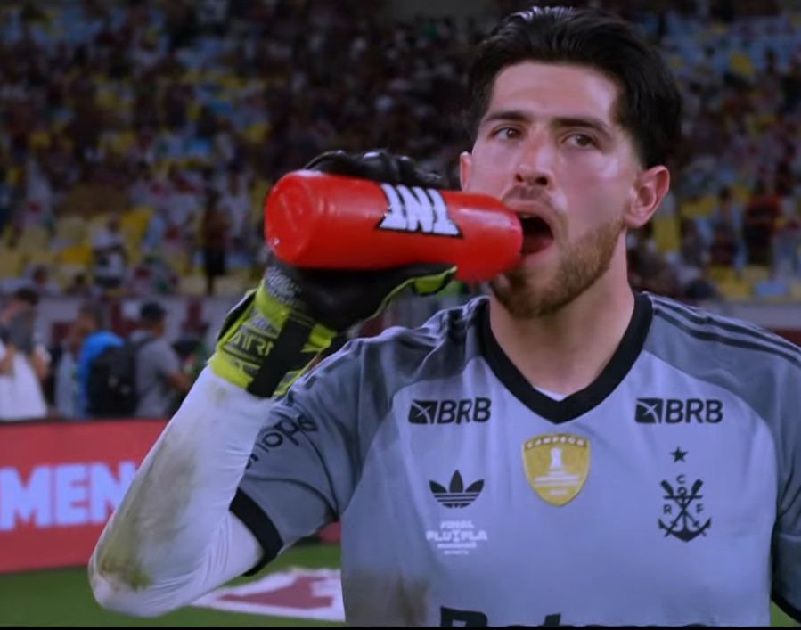 cxrfx's tweet photo. vou lá 
pego dois pênaltis 
e vou embora https://t.co/NsZIHOfrMI