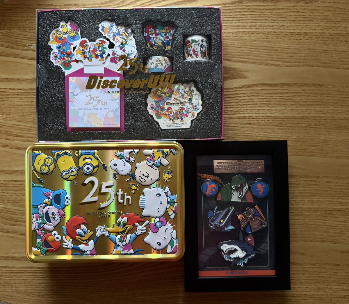 土曜に買ってきた25周年のグッズたち どれも記念になりそう ピンバッジ