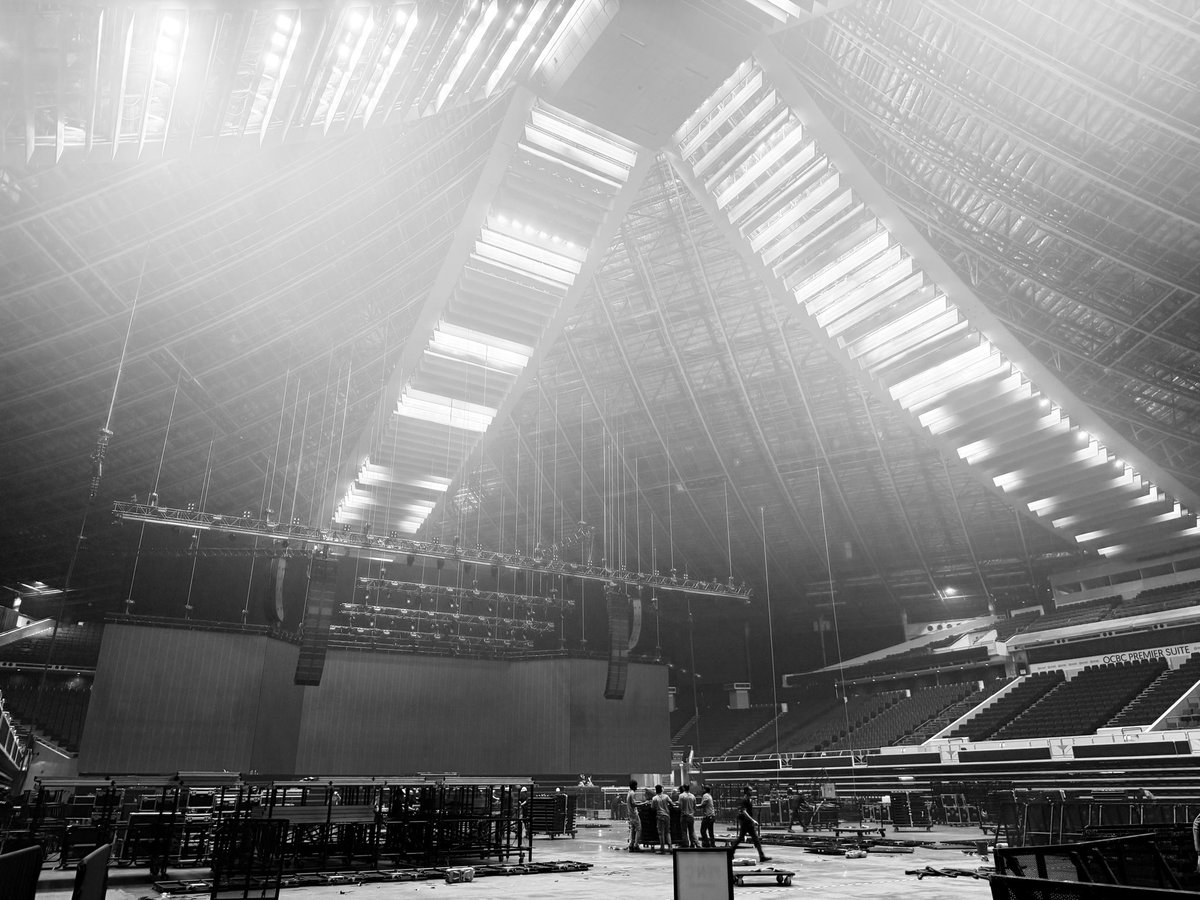 shotarosco's tweet image. ONEOKROCK
DETOX ASIA TOUR 2026
SINGAPORE🇸🇬
Singapore Indoor Stadium
今回はAVOLITES T3を使用しました！

現地CREWと特にチーフのKen！
本当にありがとう！
各国で色んな機材触れるから楽しいよ！

そしてお客さんの歌声が本当に最高😊

次はメルボルン🇦🇺

#ONEOKROCK
#Lighting
#AVOLITES
#T3