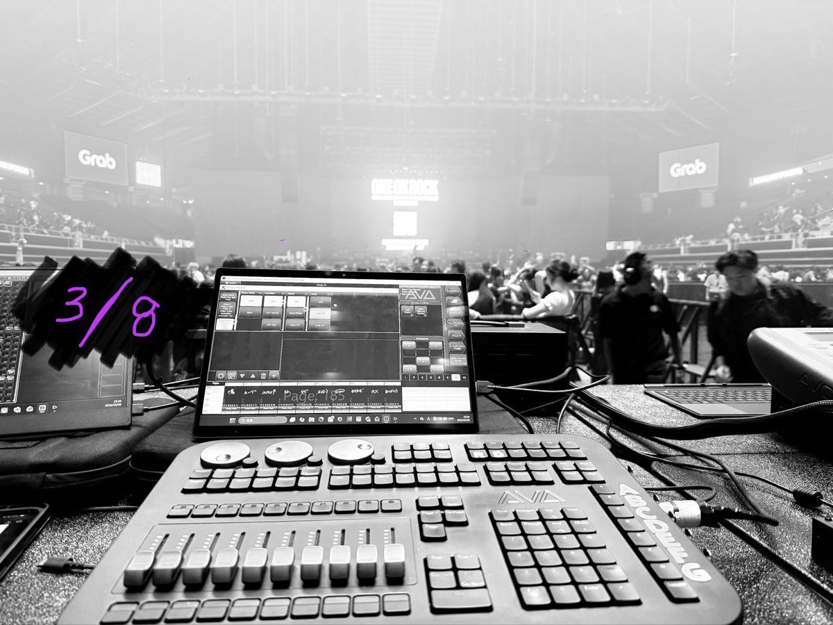 shotarosco's tweet image. ONEOKROCK
DETOX ASIA TOUR 2026
SINGAPORE🇸🇬
Singapore Indoor Stadium
今回はAVOLITES T3を使用しました！

現地CREWと特にチーフのKen！
本当にありがとう！
各国で色んな機材触れるから楽しいよ！

そしてお客さんの歌声が本当に最高😊

次はメルボルン🇦🇺

#ONEOKROCK
#Lighting
#AVOLITES
#T3