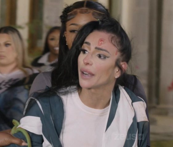 RihannaRelease's tweet photo. Suki TORE Gretch ass the fuck UP #baddiesusa https://t.co/gbEQZTuul1