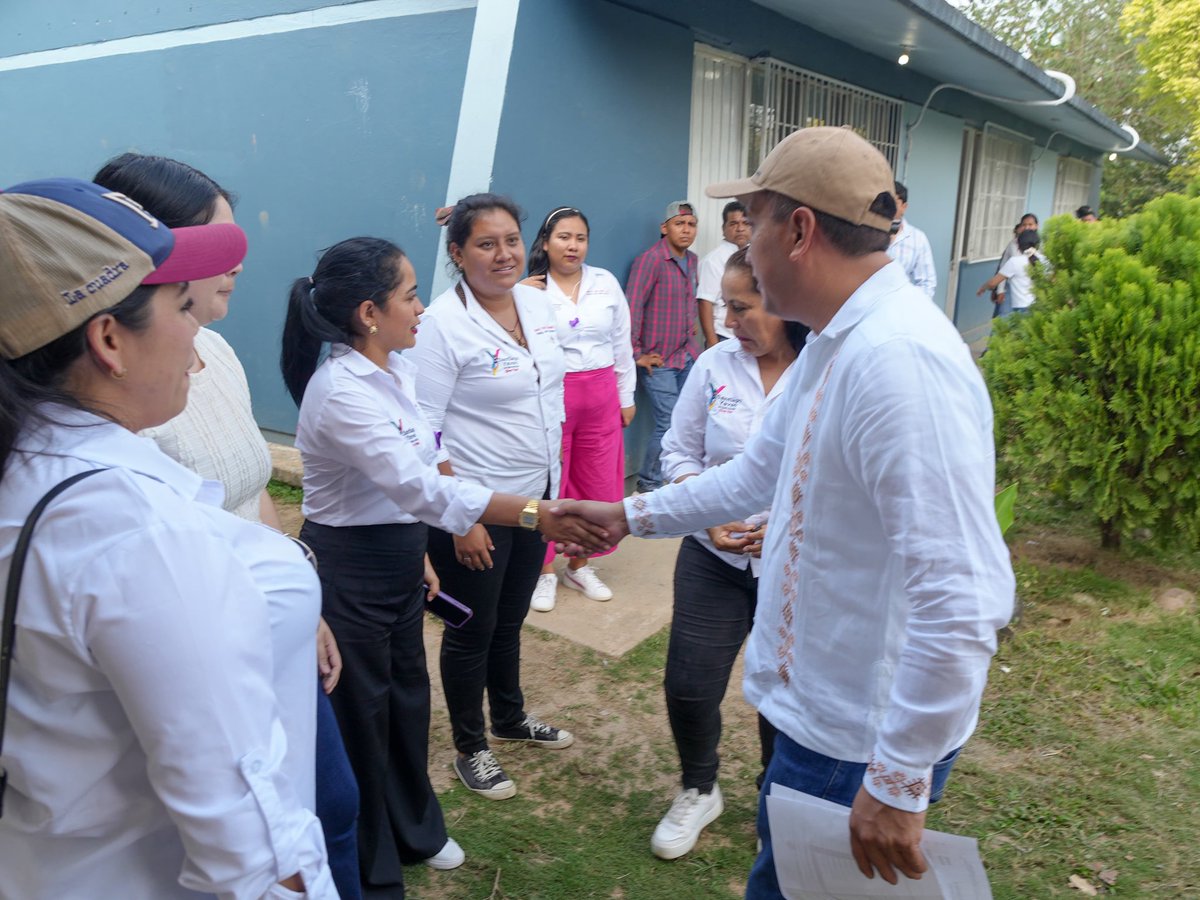 Nino_Morales1's tweet photo. Continuamos en territorio y sostuvimos una reunión con nuestros amigos Bonifacio Vásquez, presidente municipal de Santiago Yaveo, y Marlen Prieto, presidenta municipal de San Juan Cotzocón, así como con integrantes de sus Cabildos.

Conversamos sobre las necesidades de sus municipios y la importancia de mantener una coordinación permanente para seguir impulsando acciones que beneficien a sus comunidades.

#LaAuténticaVozDelPueblo #NinoMorales #SenadorDeTerritorio #Morena