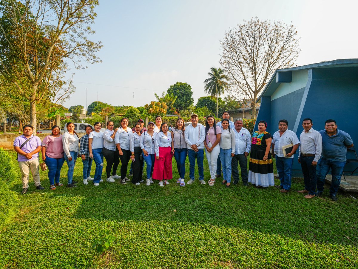 Nino_Morales1's tweet photo. Continuamos en territorio y sostuvimos una reunión con nuestros amigos Bonifacio Vásquez, presidente municipal de Santiago Yaveo, y Marlen Prieto, presidenta municipal de San Juan Cotzocón, así como con integrantes de sus Cabildos.

Conversamos sobre las necesidades de sus municipios y la importancia de mantener una coordinación permanente para seguir impulsando acciones que beneficien a sus comunidades.

#LaAuténticaVozDelPueblo #NinoMorales #SenadorDeTerritorio #Morena
