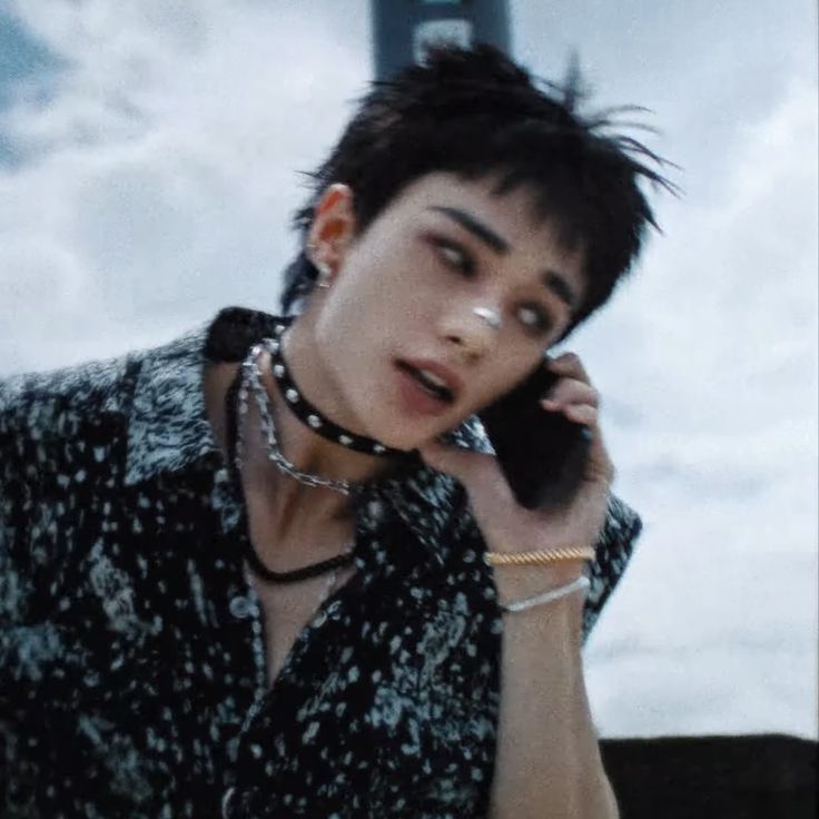 hyungetcu's tweet photo. # hyunlix mini au | Meu Crush

𖥻 Onde...

Lee Felix acorda todos os dias às sete da manhã — mesmo sem ter dormido direito, já que passa a noite imaginando cenários românticos. Batom, blush, make perfeita entrando no colégio como uma princesa, apenas para seu crush notá-lo.

Ou⤵ https://t.co/ohFLA7AY0d