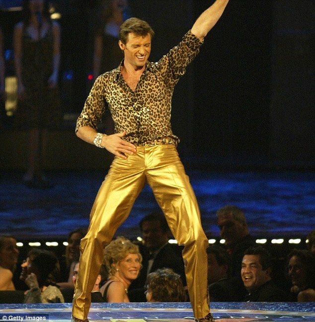 이 이야기 귀여우니까 여기도 올려놓기

'보이프롬오즈'를 하면서 휴는 종종 쇼 넘버를 집에서 부르며 춤을 추곤 했음. 세살이었던 오스카는 아침식사를 준비하며 춤추는 휴를 보는걸 좋아했고 종종 앵콜을 원했음.
오스카는 휴가 부르는 노래에 영향을 많이 받았고 휴가 좀 처지는 슬픈 노래를 부르면