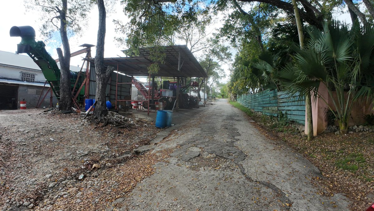 Hab heute einen Ausflug zum Great Bulkeley House in Barbados gemacht! Einen Chat mit Sothebys und Reimann's haben nichts gekauft! Ein paar Bilder außen,ist alles abgeschlossen! Ist wohl bloß eine große Werbeaktion,mM nach! Ein Mieter hält Rennpferde dahinter!