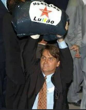SnakeAWP's tweet photo. @dan_felippi @henriolliveira_ Essa sua foto só inocenta mais o Bolsonaro, vocês do MBL não conhecem sequer a história do próprio país, ele levantou esse Lulla dando alusão ao Collor que sofreu o Impeachment. Parabéns pela imbecilidade de defender o Bolsonaro tentando atacá-lo. https://t.co/vicZgaGTkr