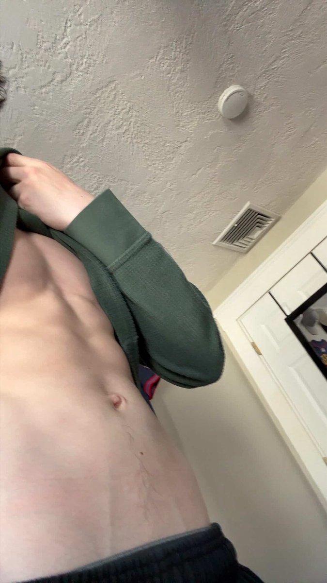 Oliver0son's tweet photo. Taking customs now! HMU for the telegram 
#nsfw #body #gayboy #straightboy #abs #twinkcommunity  #gayporn #MuscleGod https://t.co/kOf9lrImXk