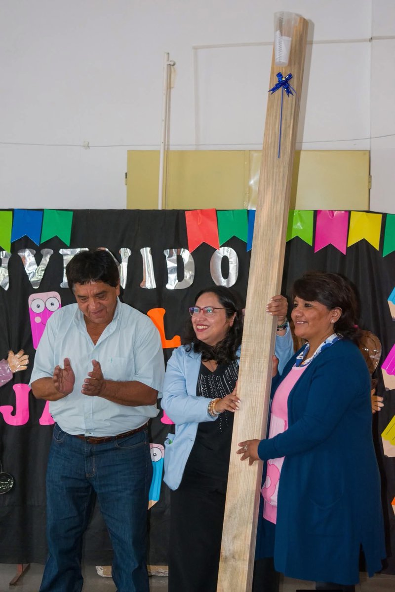 jujuysincontext's tweet photo. En Perico hicieron un acto para regalar un palo que sirve para medir cuánto llueve. A este paso en una semana capaz descubren el fuego. https://t.co/fQw1BpGKY9