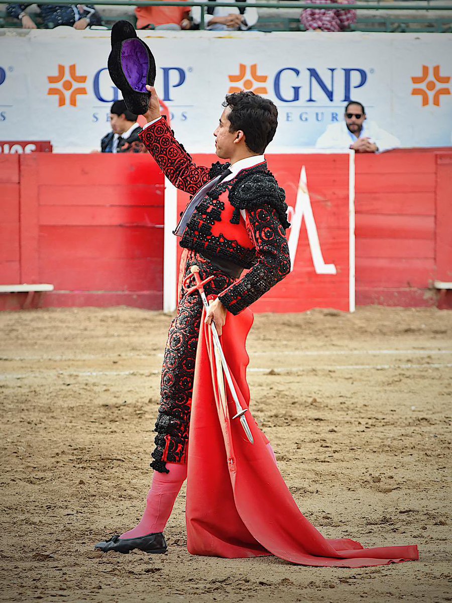 emsa_gdl's tweet photo. 1o. Leo Valadez • Silencio 
Le tocó en suerte un toro complicado, que presentaba complicaciones por el pitón derecho. Mató de entera caída. https://t.co/UNGKpvTiK4