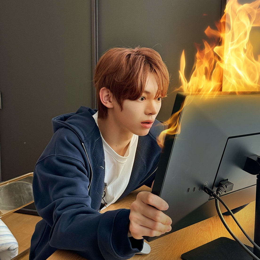 roon_42_'s tweet photo. 저왜출근해요?브이알콘만하루종일보면안될까요?저지금투사맥인데왜지금출근하고있는거죠? https://t.co/bx7XoC0yr1