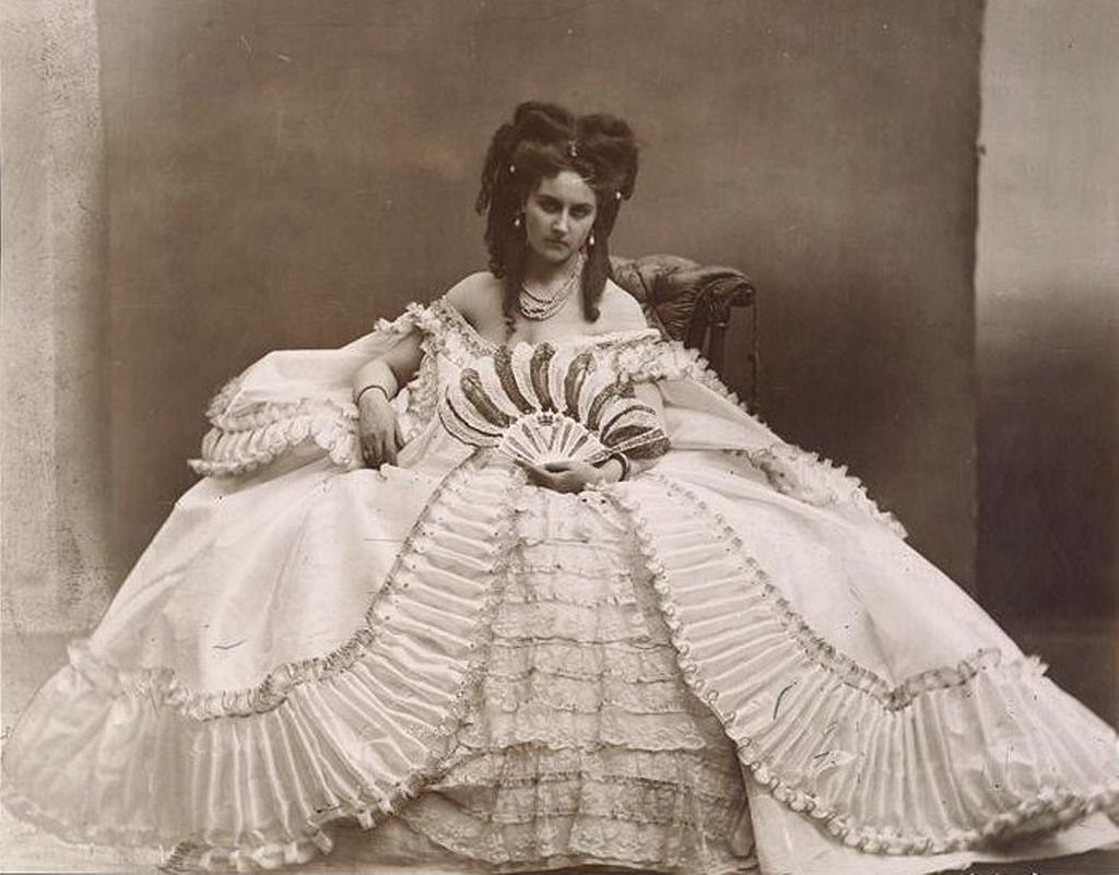 wikivictorian's tweet photo. Portrait of Countess Virginia Oldoini di Castiglione. Photographed by Pierre-Louis Pierson, 10th February 1863. The MET. https://t.co/iGHnkbhUJE