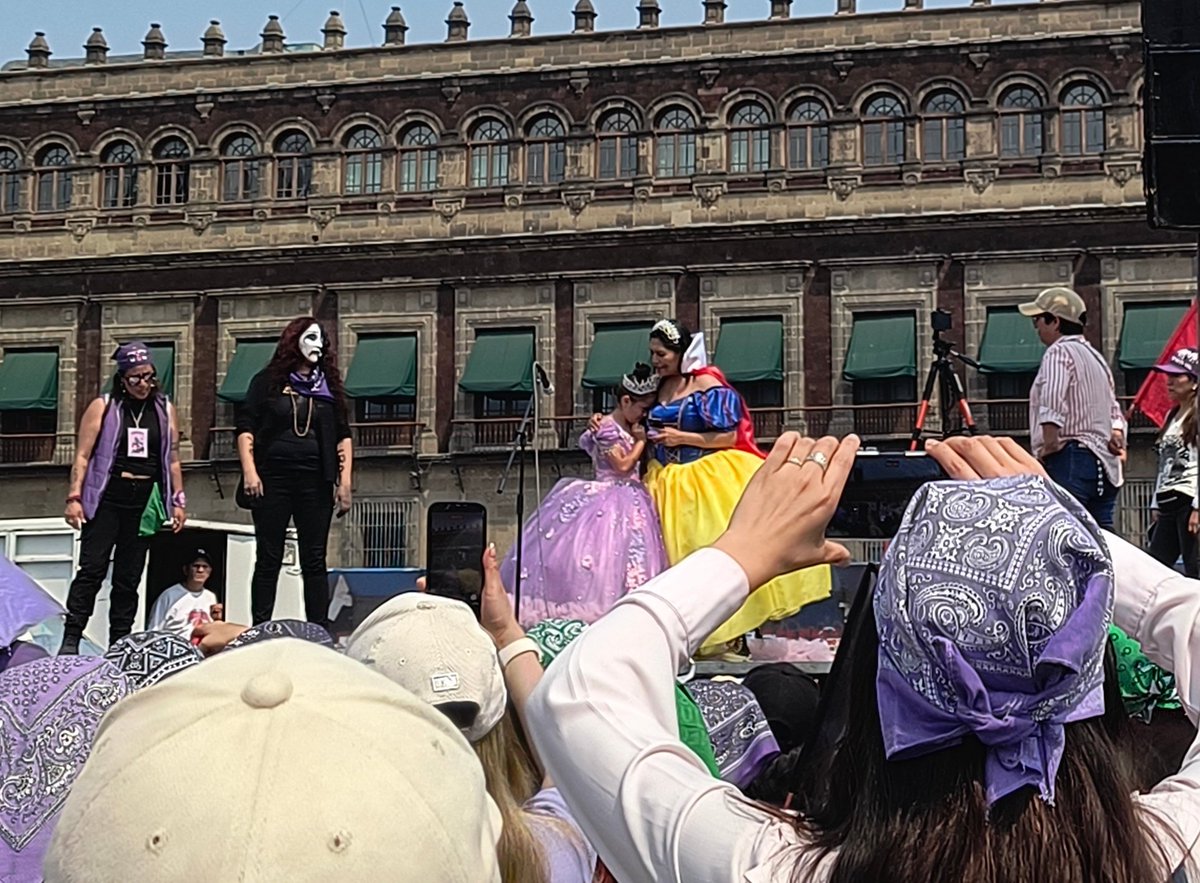 Hablar del bloque negro es la forma más sencilla de ignorar el hecho de que en el Zócalo había niñas hablando de cómo fueron abusadas a los 5 años y todavía no condenan a su agresor. #8M