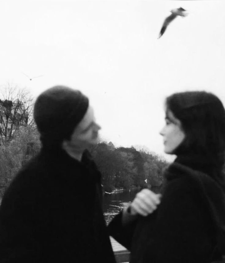 Onun bakışında bir şey görmüşsün, ama davranışında mesafe yaşamışsın. Tanıdık bir bakışın ardında neden yabancı bir mesafe gizlenir ki?