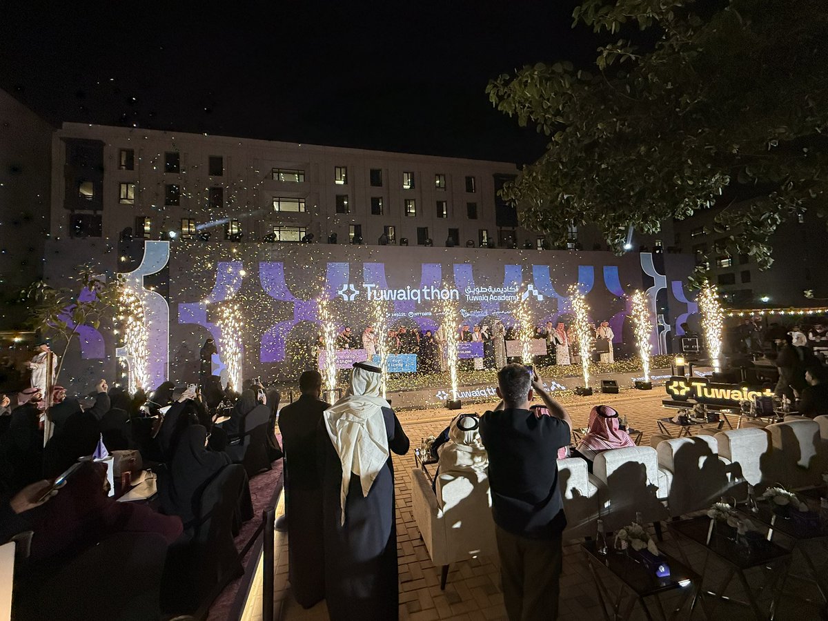 يستاهلون 👏🏻👏🏻

#هاكاثون_طويق