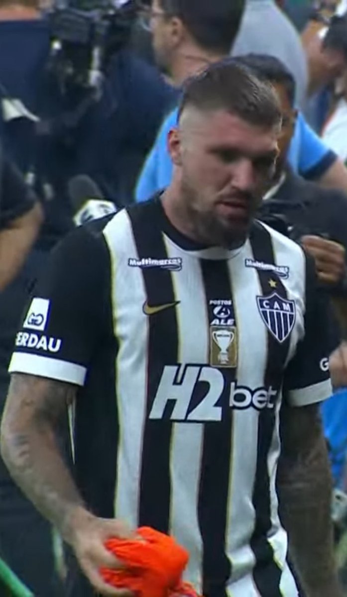 Sabe que só é ídolo porque faz média com a torcida

Seja banco no clássico

Entra só pra causar confusão

Saia com a cara toda inchada e a boca sangrando

Simplesmente Lyanco, craque da resenha! Colocou o mascote do próprio time na testa, esse é ídolo!