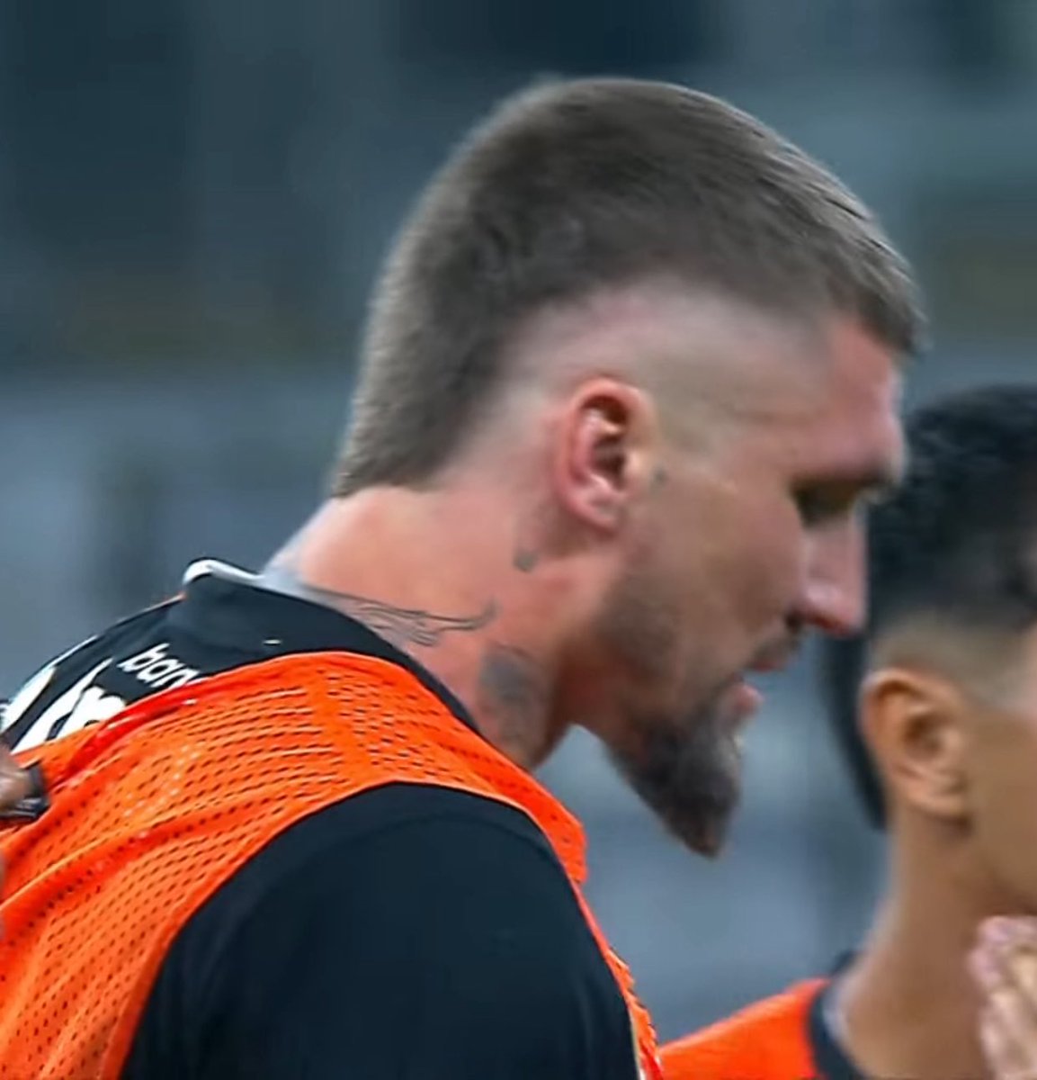 victorccec's tweet photo. Sabe que só é ídolo porque faz média com a torcida

Seja banco no clássico

Entra só pra causar confusão

Saia com a cara toda inchada e a boca sangrando

Simplesmente Lyanco, craque da resenha! Colocou o mascote do próprio time na testa, esse é ídolo! https://t.co/8MsRRAPVyc