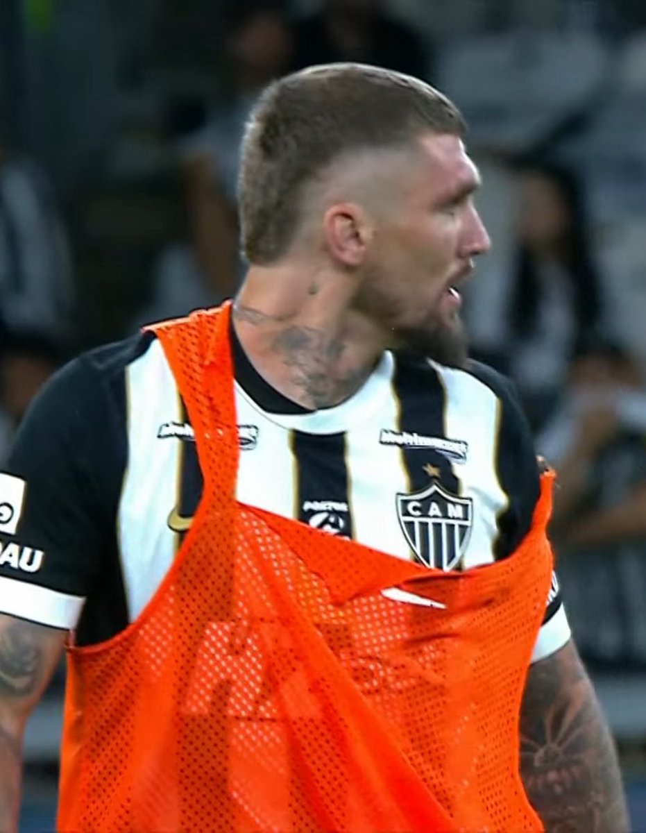 victorccec's tweet photo. Sabe que só é ídolo porque faz média com a torcida

Seja banco no clássico

Entra só pra causar confusão

Saia com a cara toda inchada e a boca sangrando

Simplesmente Lyanco, craque da resenha! Colocou o mascote do próprio time na testa, esse é ídolo! https://t.co/8MsRRAPVyc