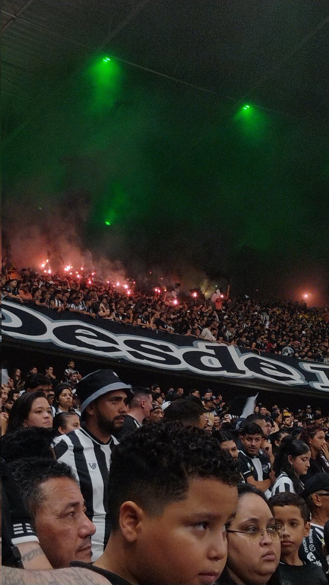 vergonhoso o que a TOC fez hoje.

passou o segundo tempo INTEIRO calada. foi engolida na arquibancada.

quando foi descer o tal do maior bandeirão do Brasil, se rasgou no meio, desceu só metade. vexame.

e pra completar, acendeu sinalizador no momento que precisávamos de um gol