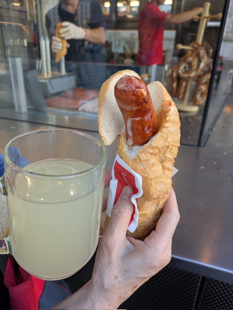 rollcabe2's tweet photo. ウィーン最初のご飯ドックとシュトゥルム（ワインの赤ちゃんオーストリア編）、シェーンブルン宮殿 https://t.co/V1J6UVpHfT