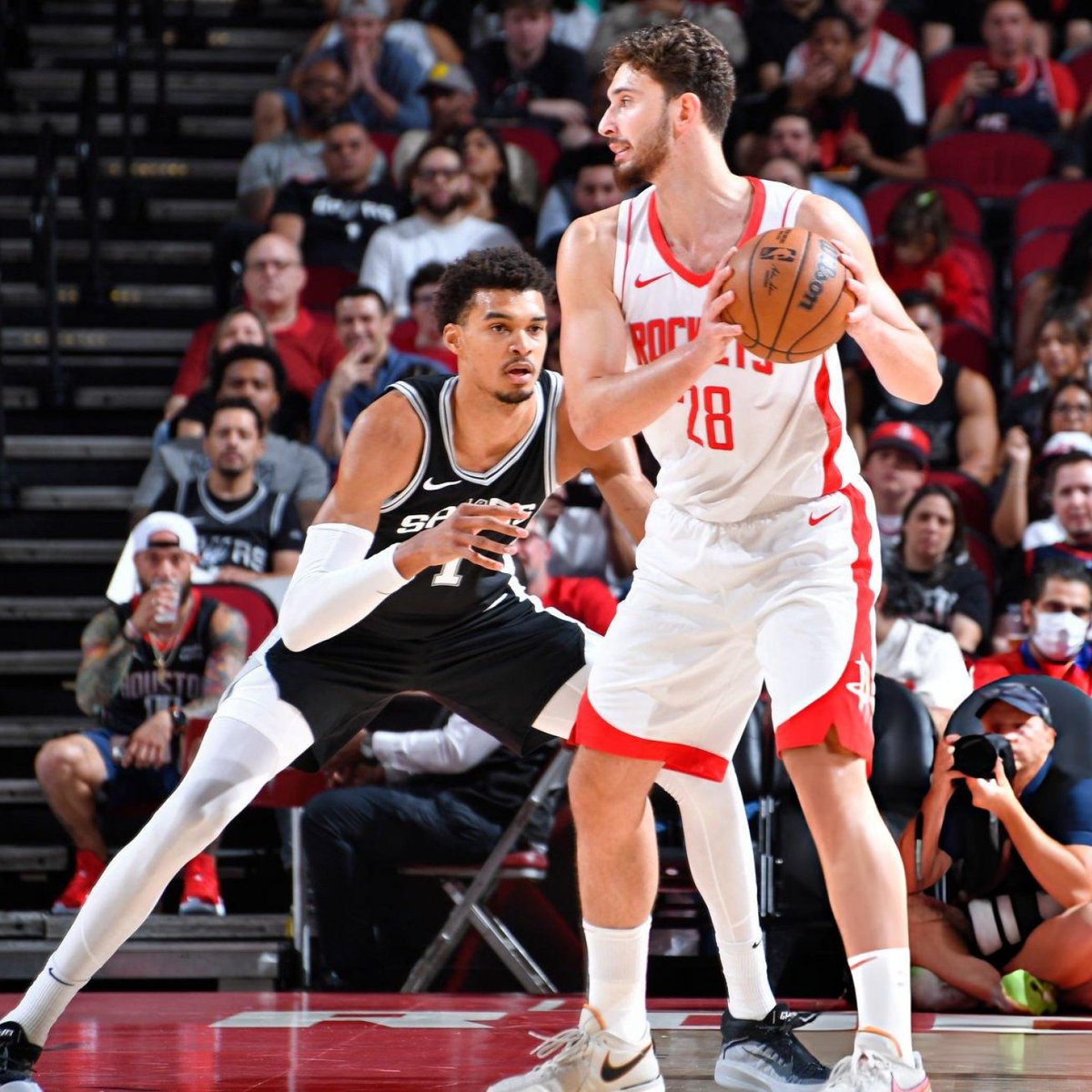 San Antonio Spurs - Houston Rockets maçı saat 03.00 sularında canlı <a href="/ssporttr/">S Sport</a> ve <a href="/ssportplustr/">S Sport Plus</a> ekranında... Biz de <a href="/kaankural/">Kaan Kural</a> ile anlatımdayız.