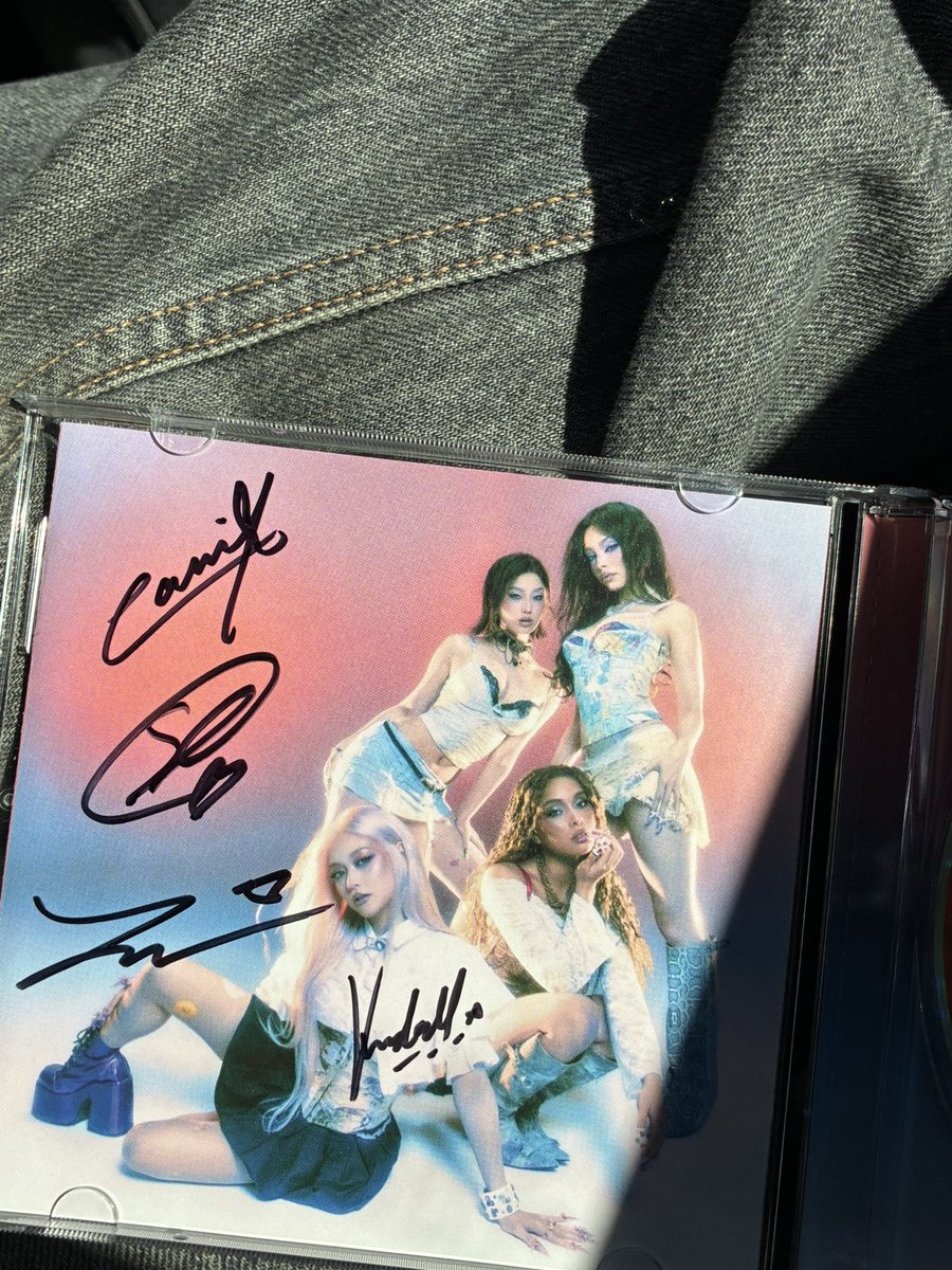 chewjjun's tweet photo. DREAMS DO COME TRUE I love my girls down 🥹🤍🔒 https://t.co/sMp2H4jtPI