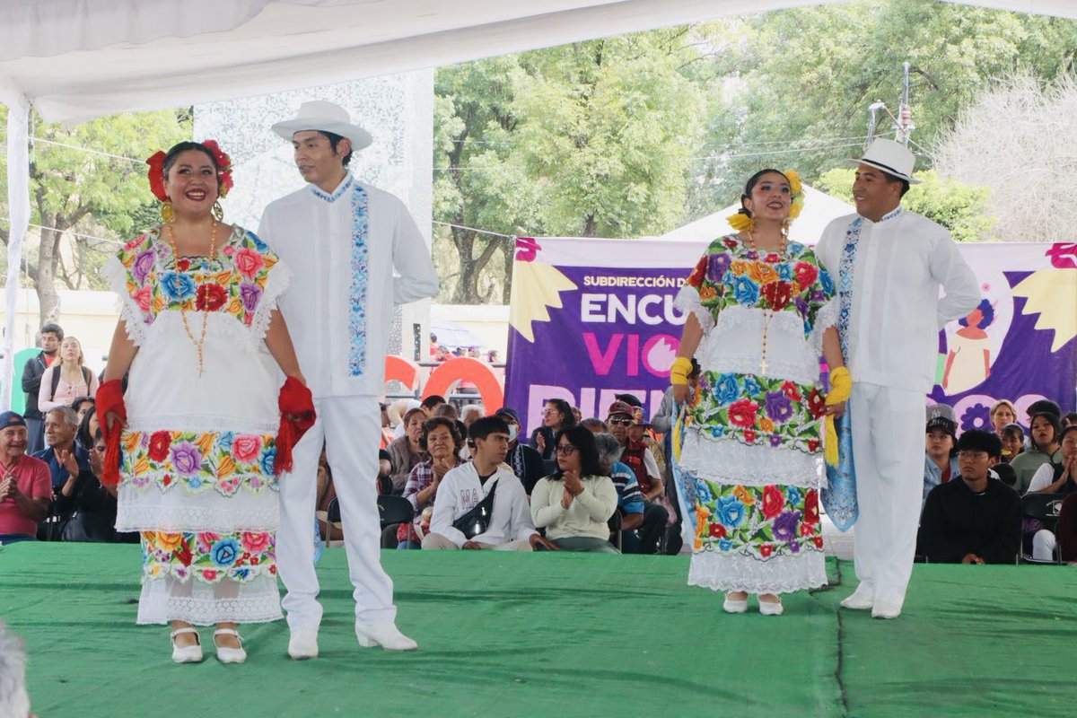 XochimilcoAl's tweet photo. 💜🙋🏻‍♀️✨ Xochimilco se pintó de violeta. 

En el marco del Día Internacional de la Mujer, la Alcaldía Xochimilco llevó a cabo el “Encuentro Violeta” en la explanada baja de la alcaldía, un espacio de encuentro, reconocimiento y reflexión para las mujeres de nuestra demarcación. https://t.co/ge8OJIuvQH