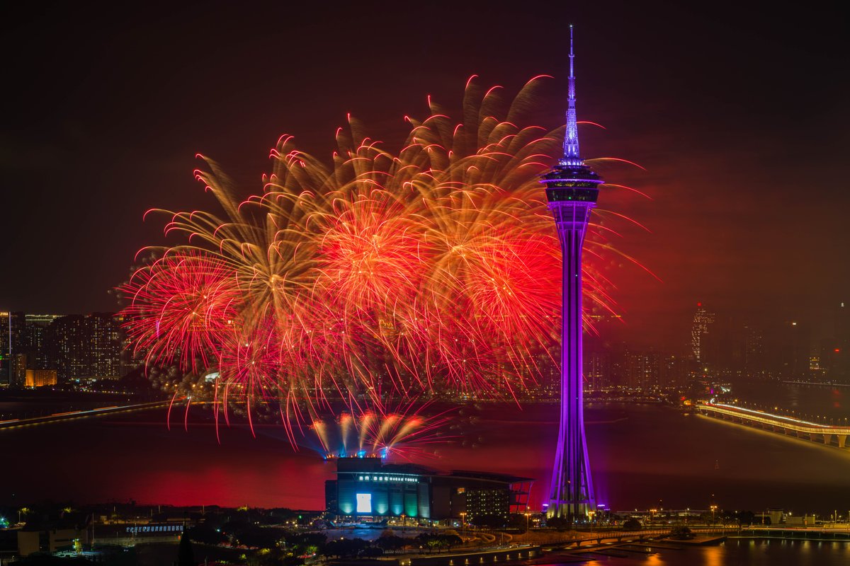 ChinaDaily's tweet image. A #fireworks show to celebrate the #ChineseNewYear took place over the sea near Macao Tower in #Macao, South China, on Mar 7.