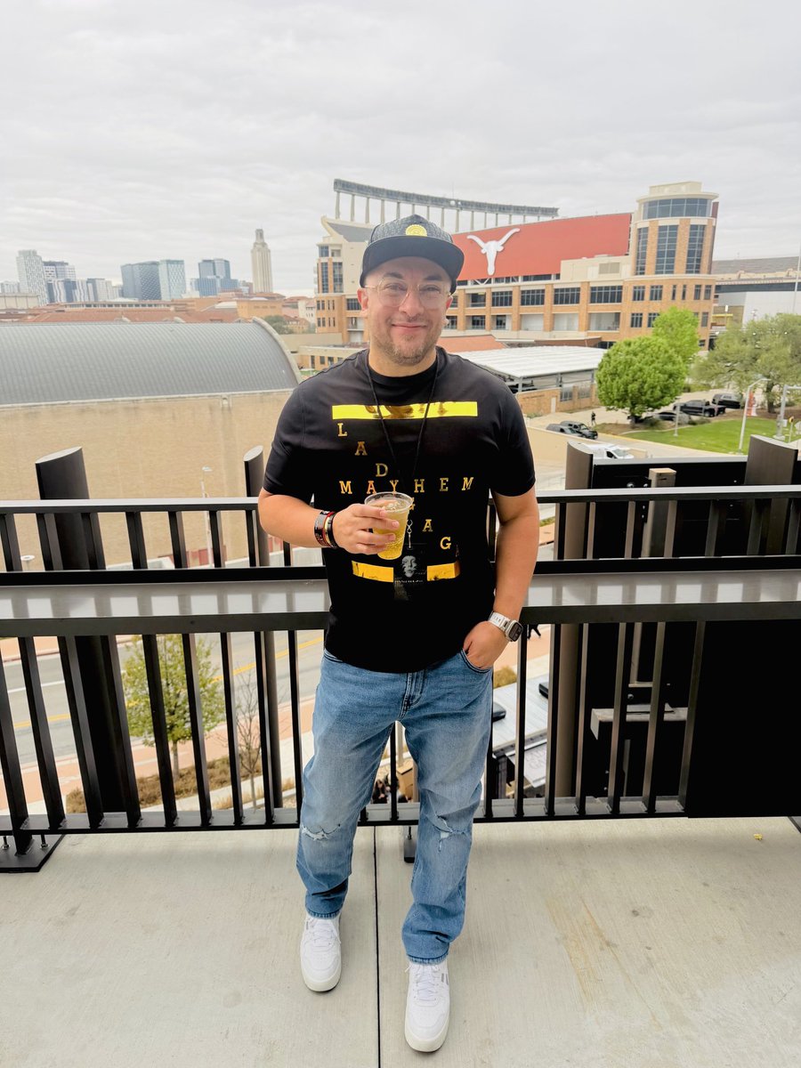 TonyBoy956's tweet photo. Lady Gaga concert tonight, but first some VIP lounge time ❤️❤️❤️❤️

#LadyGaga 
#AustinTx https://t.co/RiAbV4vQvV
