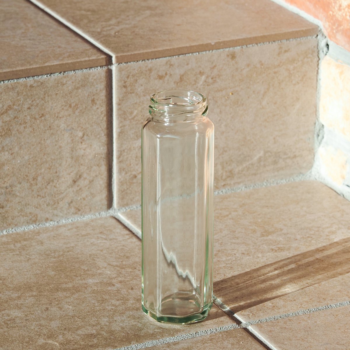 🫙EDS180-8角ST🫙
容量：OF 200ml
SIZE：h 160mm x 対辺 47.1mm

8角形の細長い広口びんです‼️
ジャムなどの液状の中身はもちろん、ドライフルーツや細長いクッキーなどにも♬

#ガラスびん