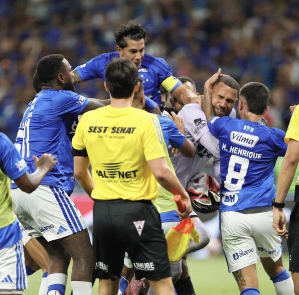 Rodolfoarcanjo9's tweet photo. Cruzeiro representou em campo.

Representaram na porrada.

Representaram na zoeira. https://t.co/60aihQ0XUq