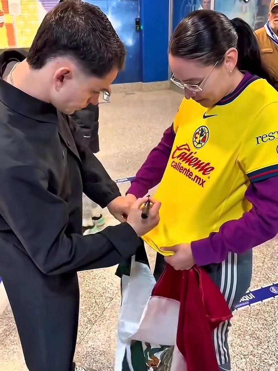 D1OSCuauhtemoc's tweet photo. Álvaro Fidalgo firmando la playera de una Americanistas🤩🦅🟡 https://t.co/AOMD1NaR49