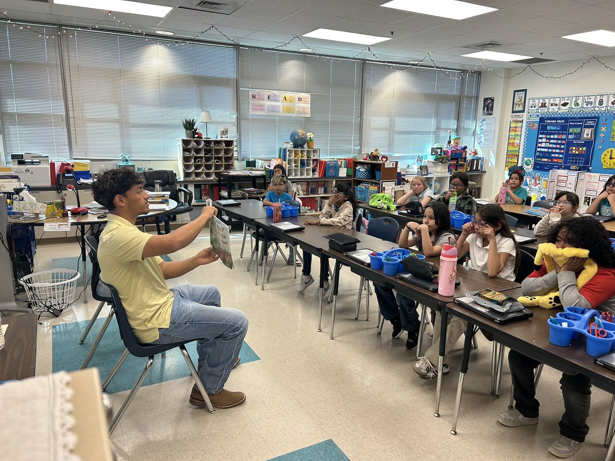 CoachPichardo's tweet photo. Kicking off Spring Break with ETW Boot Friday at #Central915’s Moreno Elementary for Read Across America. ETW Boys did a great job once again. Thank you Moreno ES for the invite once again!
#WeNeverStop
#ReadingIsEssential
#PantherFamily https://t.co/ZpZH1UysCx
