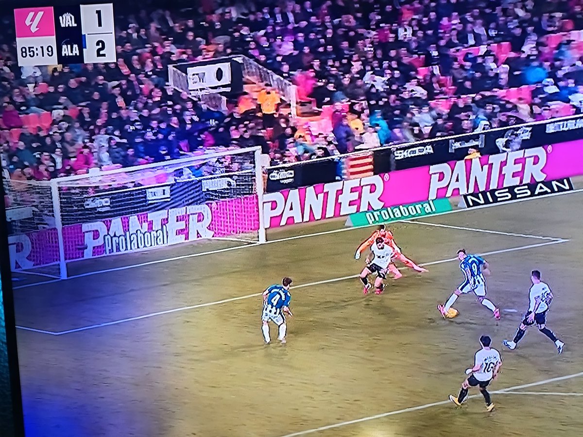 jeritikus's tweet photo. @migquintana Dice Quique que quiere recuperar a Mariano. Ni Tom Cruise en Misión Imposible 54 cualquier jugador desde Benjamín en adelante mete ese gol que hubiera sido el 1-3😲 la siguiente carrera que da para recuperar un balón que el pierde,se ha parado por si acaso le daba un infarto https://t.co/kYNYD3TIM1