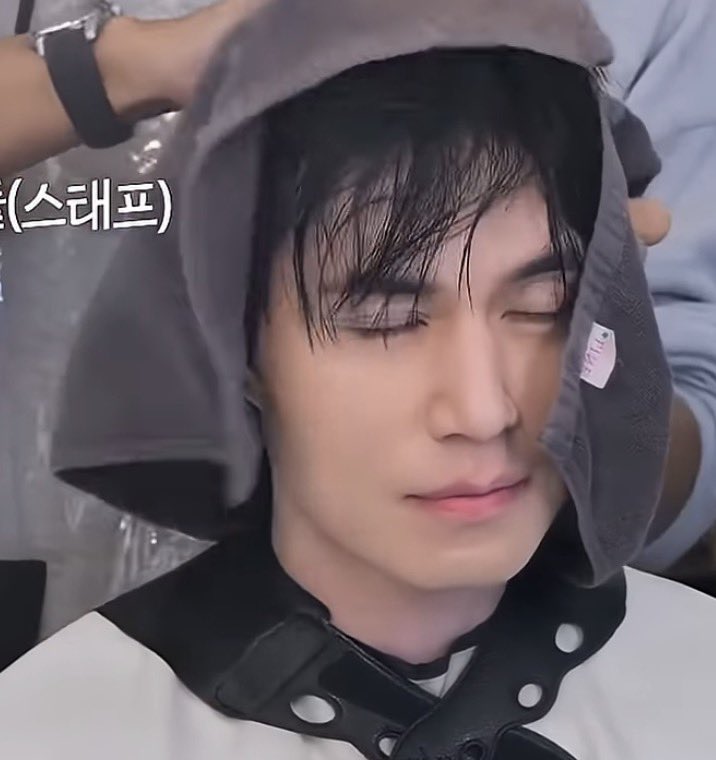 骨折して1人で髪を縛れないので40センチバッサリ切りました〜✨
しかーし、中途半端すぎてブロー出来ないし、ボサボサ😭苦戦の出勤前でしたー💦
#どうでもいい話