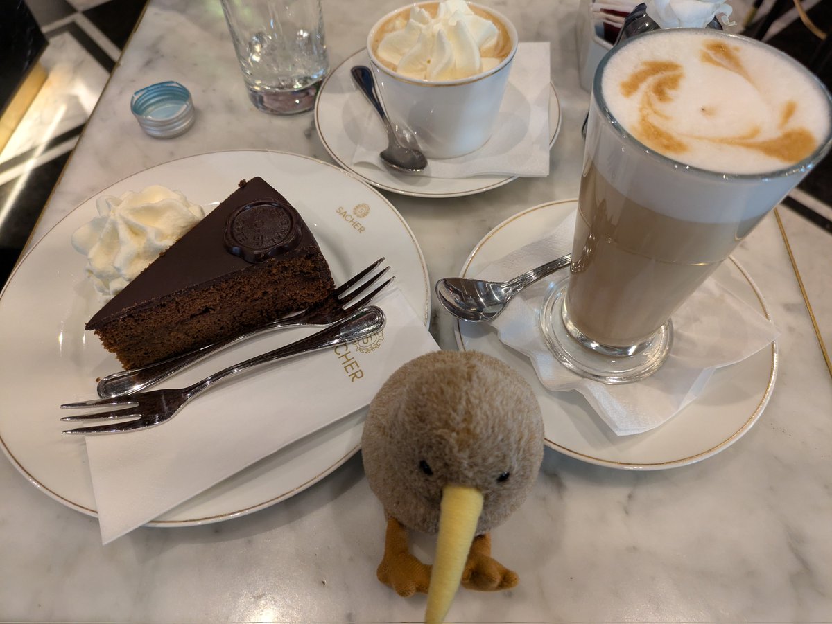 rollcabe2's tweet photo. カフェザッハー
デメルは行かなかったけどザッハーには行きました https://t.co/h5CeKF6ANo