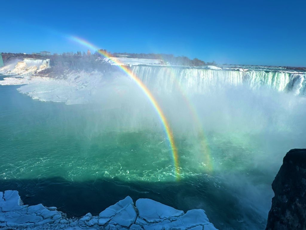 Don_Atsumarino's tweet image. トロントから片道2時間、特急電車に乗って、USとCANの国境にある世界三大瀑布の一つ、ナイアガラの滝へ！まさに自然が作り出した奇跡。虹も出てお口あんぐりな迫力でした。滝を利用した水力発電所や、滝を真横や裏から見れるツアーなど、各種アトラクションも濃く、一生モノの体験でした。

#Niagara