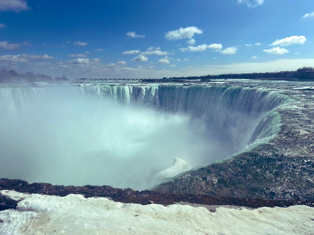 Don_Atsumarino's tweet image. トロントから片道2時間、特急電車に乗って、USとCANの国境にある世界三大瀑布の一つ、ナイアガラの滝へ！まさに自然が作り出した奇跡。虹も出てお口あんぐりな迫力でした。滝を利用した水力発電所や、滝を真横や裏から見れるツアーなど、各種アトラクションも濃く、一生モノの体験でした。

#Niagara