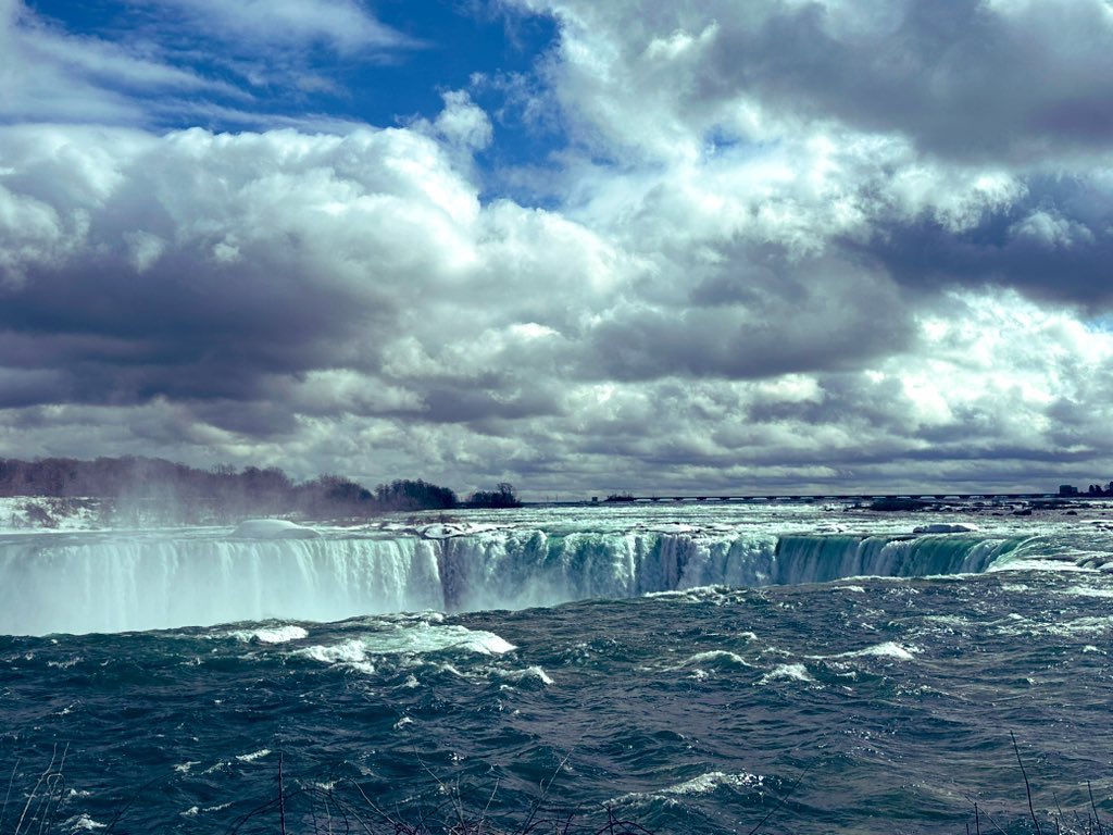 Don_Atsumarino's tweet image. トロントから片道2時間、特急電車に乗って、USとCANの国境にある世界三大瀑布の一つ、ナイアガラの滝へ！まさに自然が作り出した奇跡。虹も出てお口あんぐりな迫力でした。滝を利用した水力発電所や、滝を真横や裏から見れるツアーなど、各種アトラクションも濃く、一生モノの体験でした。

#Niagara