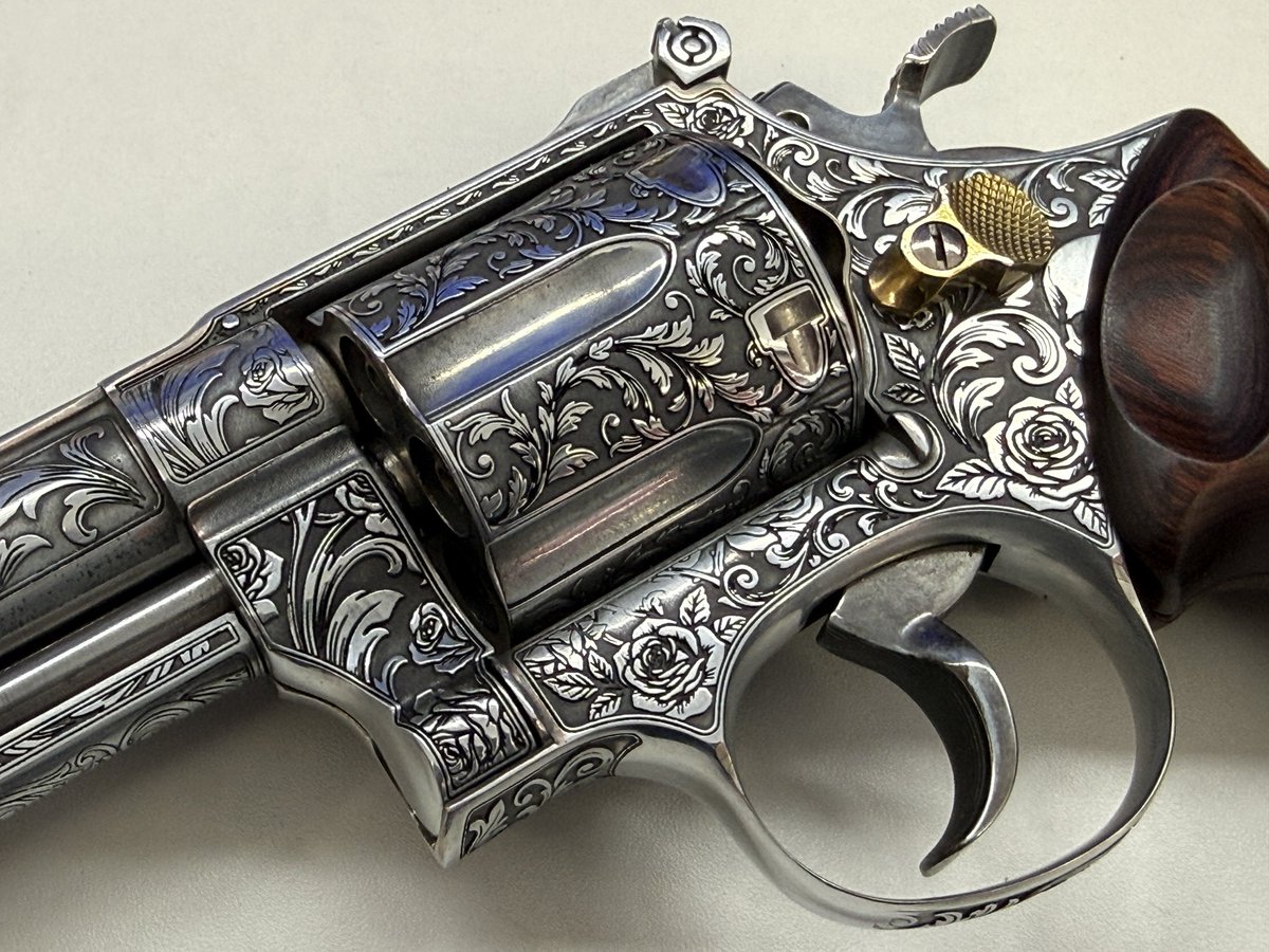 スカルとローズのアラベスク彫刻。

S&amp;W M29 金属モデルをベースに、
全体へ彫刻を施し、手作業で研磨・ポリッシュ仕上げ。

冷たい金属に、優雅な模様を。

#彫刻 #金属彫刻 #工芸 #engraving #custom