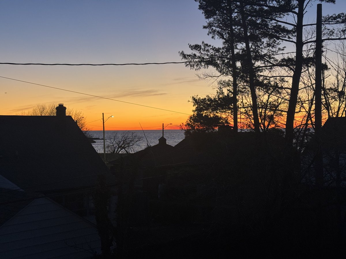MikeMcGrath's tweet photo. not a bad view (for the laundry room) https://t.co/u19ANJLKn7
