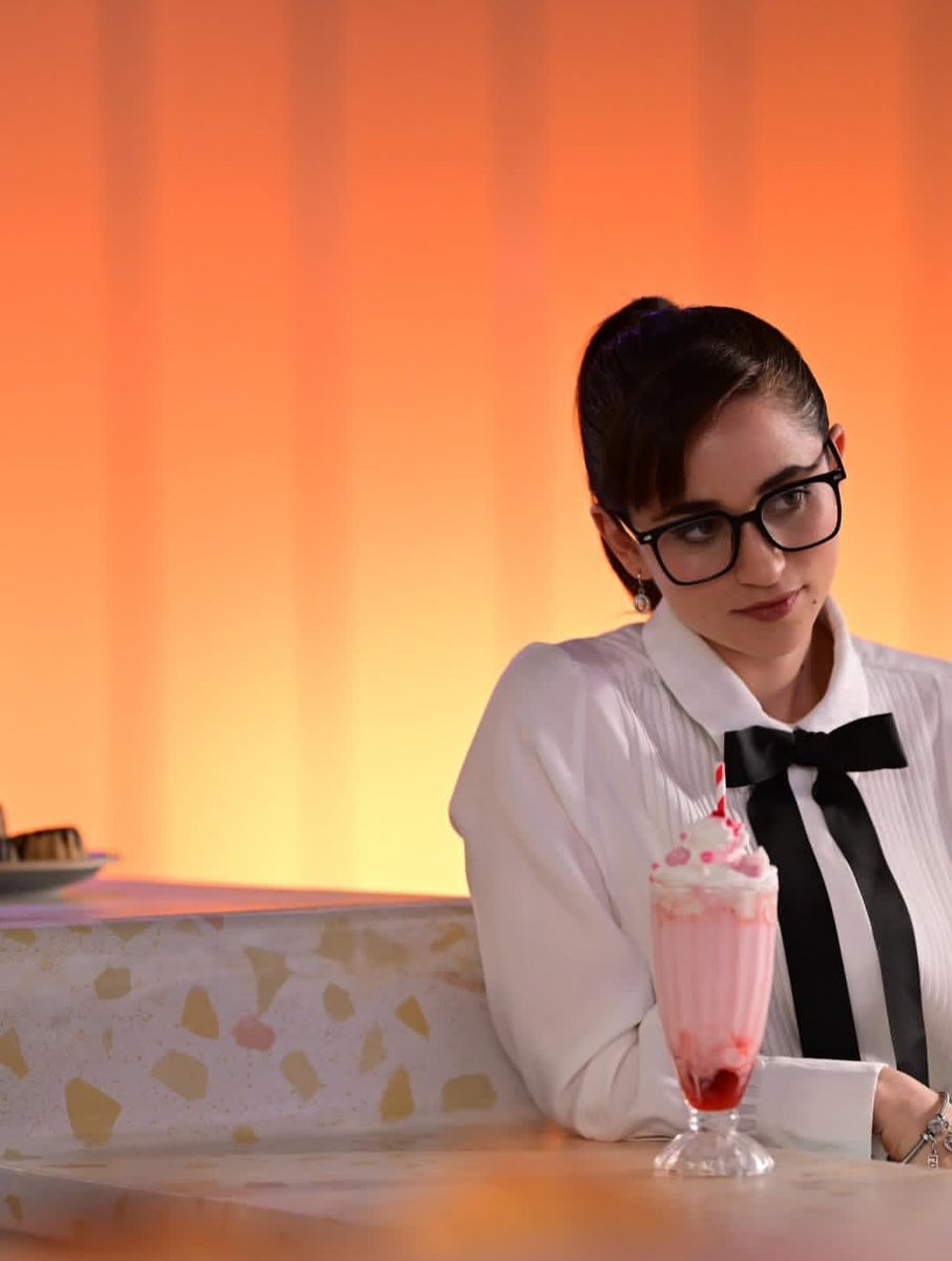 Sean raras, sean curiosas, lean, investiguen, escriban, sigan sus sueños, sean quien quieran ser, y sobre todo, alcen su voz. En un mundo donde nos quieren calladas, seamos Nina quien aprendió a usar su voz para defenderse.