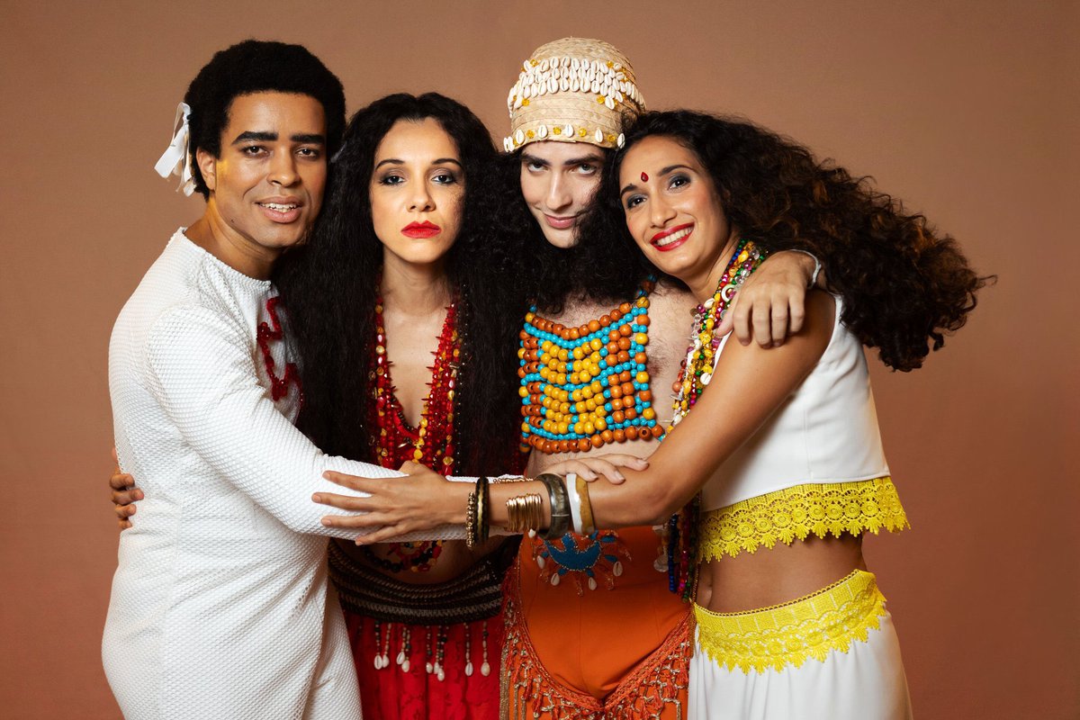 🎭🎼 #GalOMusical - Genérico, formulaico, longo demais. Ato 1 tumultuado e inchado. Cenas visualmente + limpas e dramaticamente + enxutas seriam mais comoventes. Ato 2 é superior, com belos momentos íntimos, musicalmente bem executado. O espetáculo cresce com menos atores em cena