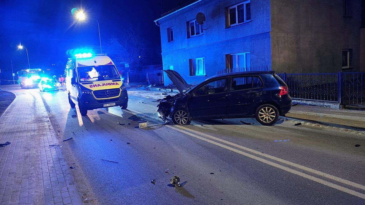 Dębnica Kaszubska. 7 marca wieczorem na drodze nr 210 Ukrainiec, który walczy za nas, potrącił, idące po chodniku, trzy kobiety. 47-latka zmarła na miejscu mimo reanimacji, 45- i 49-latka są w szpitalu. 
Kierowca porzucił auto i uciekł. 
Kiedy w Polsce doczekamy się władzy, która