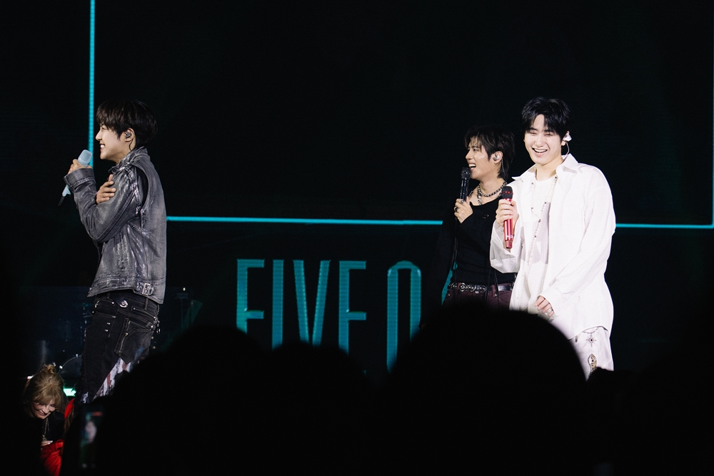 FIVE O ONE, 월드 투어 앙코르 콘서트서 신곡 'Set It Off' 무대 최초 공개
FIVE O ONE, 데뷔 20주년 월드 투어 서울 앙코르 공연 성료

[사진: 헤네치아]

#파이브오원 #FIVEOONE