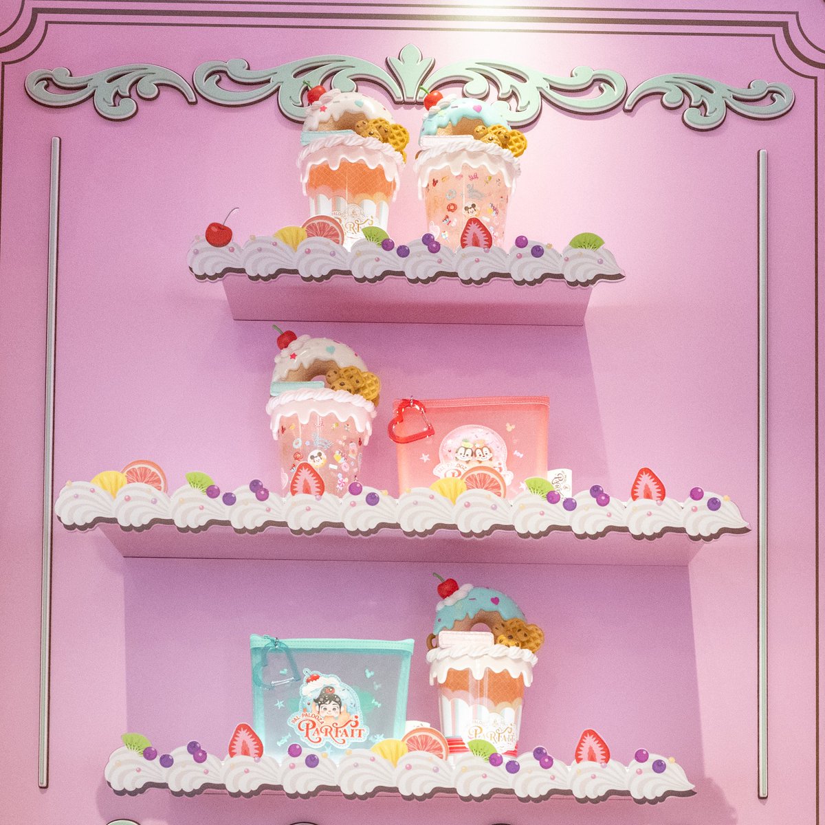 DtimesJP's tweet photo. 自分だけのお菓子セットを作る！
東京ディズニーランド「ディズニー・パルパルーザ“ヴァネロペのスウィーツ・ポップ・ワールド”」パルパルーザ・パルフェ
本日3月9日より「ペイストリーパレス」で開催☆
https://t.co/ONmvTD19lp https://t.co/gWHg1BnjvW