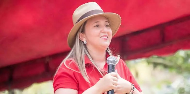 Para que entiendan la clase de hijueputas que votan en Colombia, que les importa un culo lo que pase con el país.

Esta hijueputa va punteando en las votaciones del Partido Liberal.

La misma que ayudó a Petro a destruir el sistema de salud y a que murieran miles de personas,