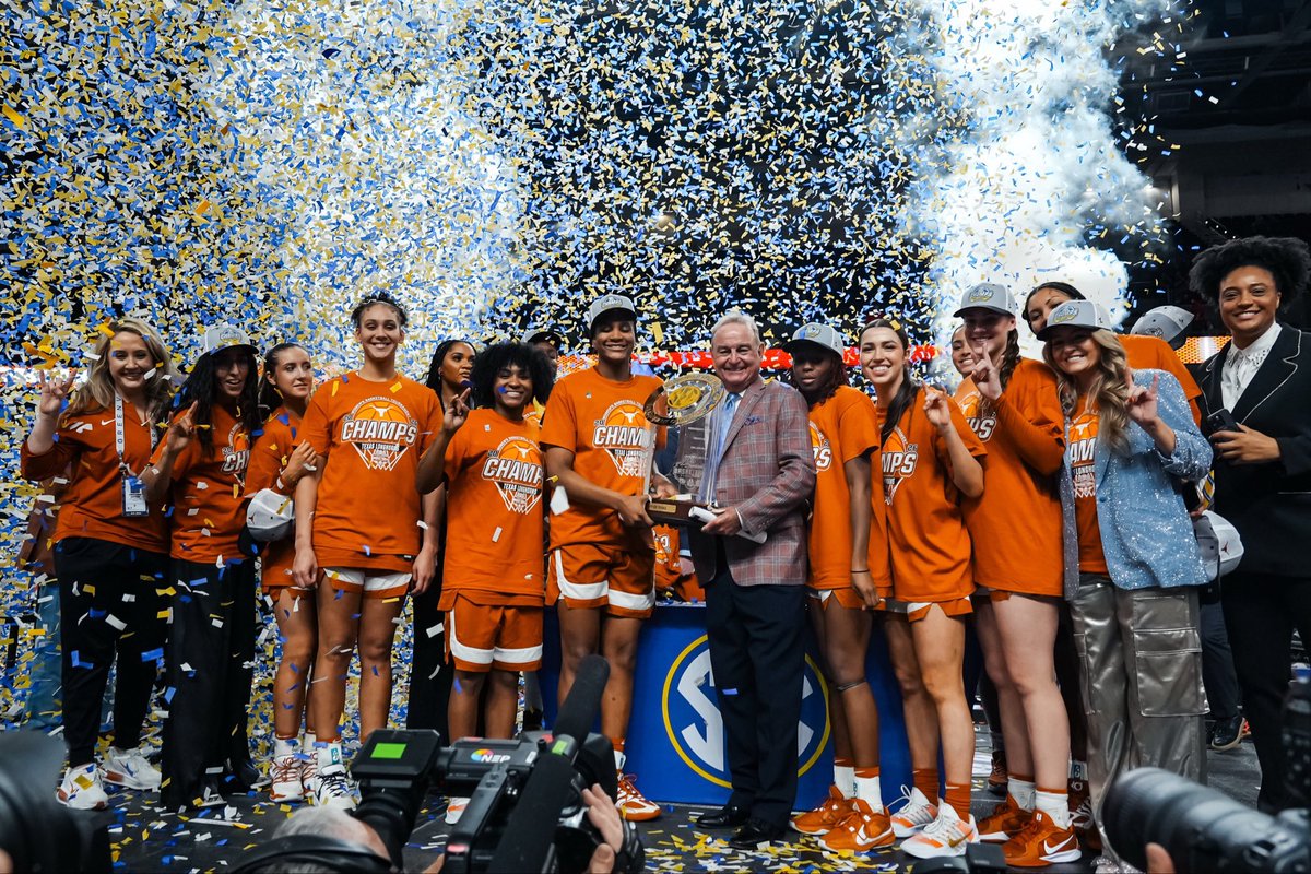 TexasHookem22's tweet photo. Vic Schaefer at Texas :

175-39 (83-24)
2023 Big 12 Coach of the Year
2025 SEC coach of the Year 
3 conference tournament championships 
2 Regular season conference championships 
4 Elite 8s
1 Final Four

Only one hurdle left. 🤘🏻 https://t.co/13nd7hkpxq