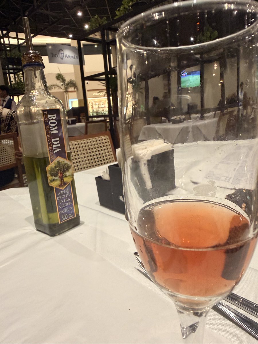 gomezbele222's tweet photo. Na 2° taça e já quero acabar com o limite do meu cartão comprando umas 4 bolsas… péssima escolha de mesa… https://t.co/7Pv78BGg4x